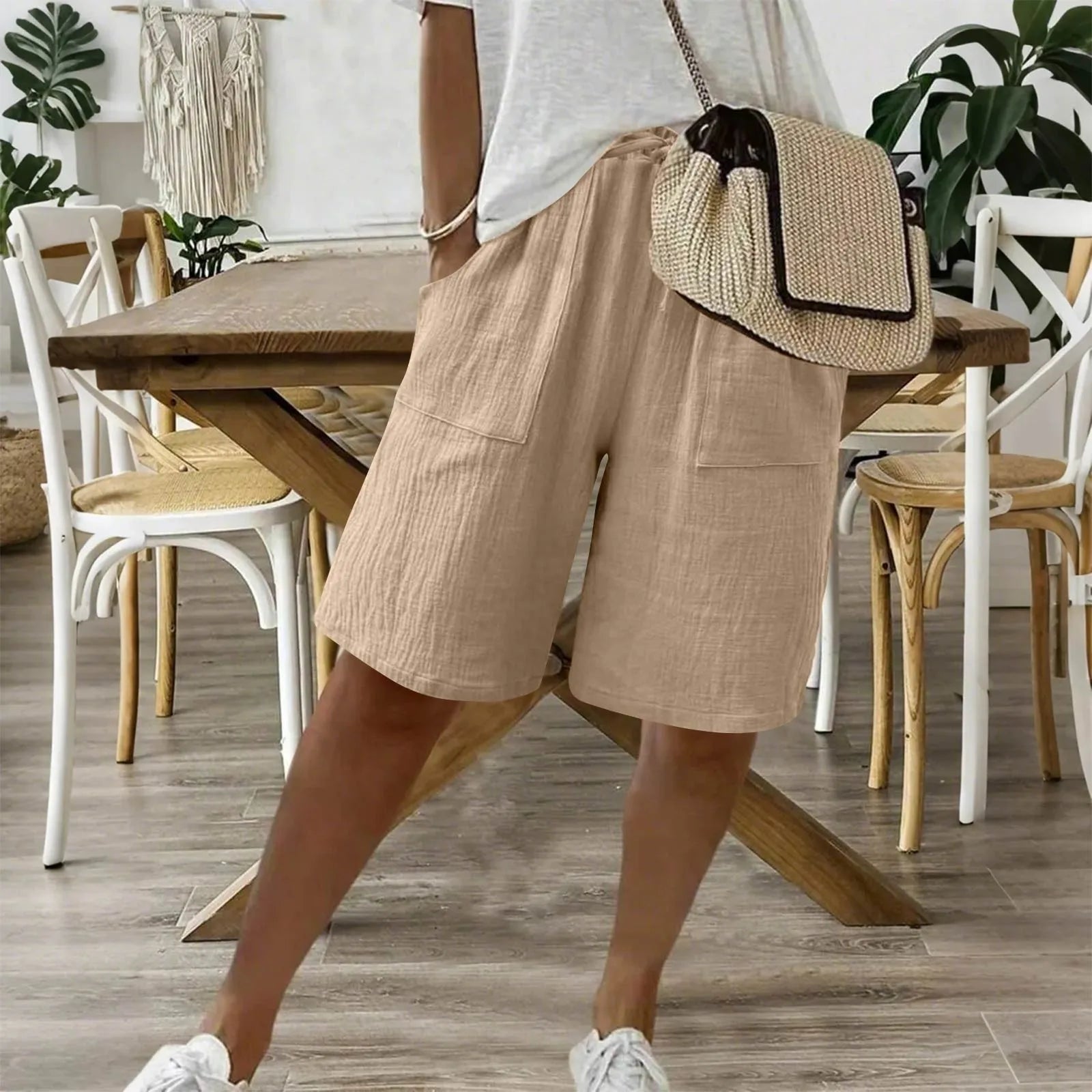 Shorts en coton lin Sienna de Danoir Paris, coupe décontractée, tissu léger, coloris neutre, porté avec haut blanc.