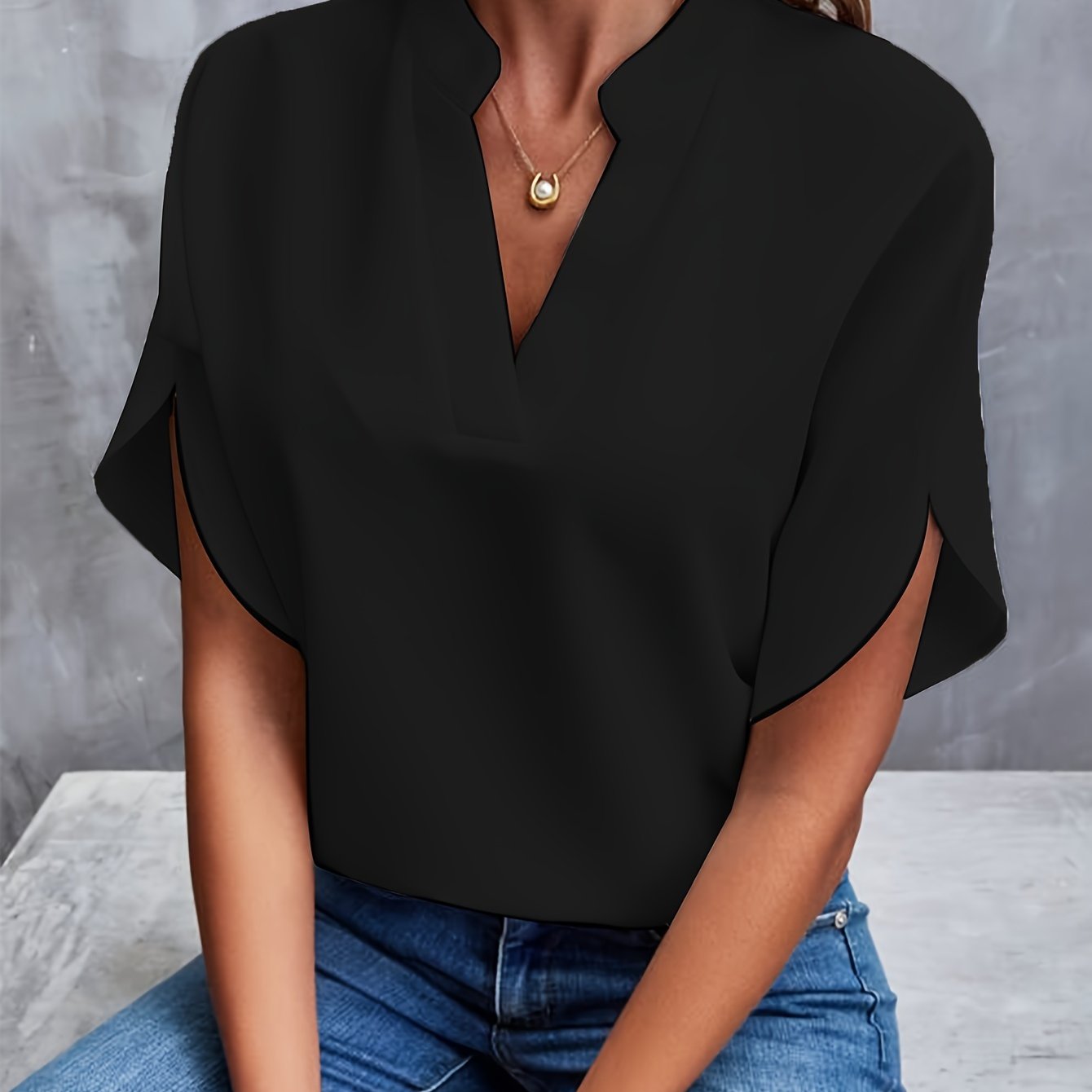 Blouse élégante Vivian Danoir Paris en tissu léger, couleur variant, portée avec manches longues et style sophistiqué.