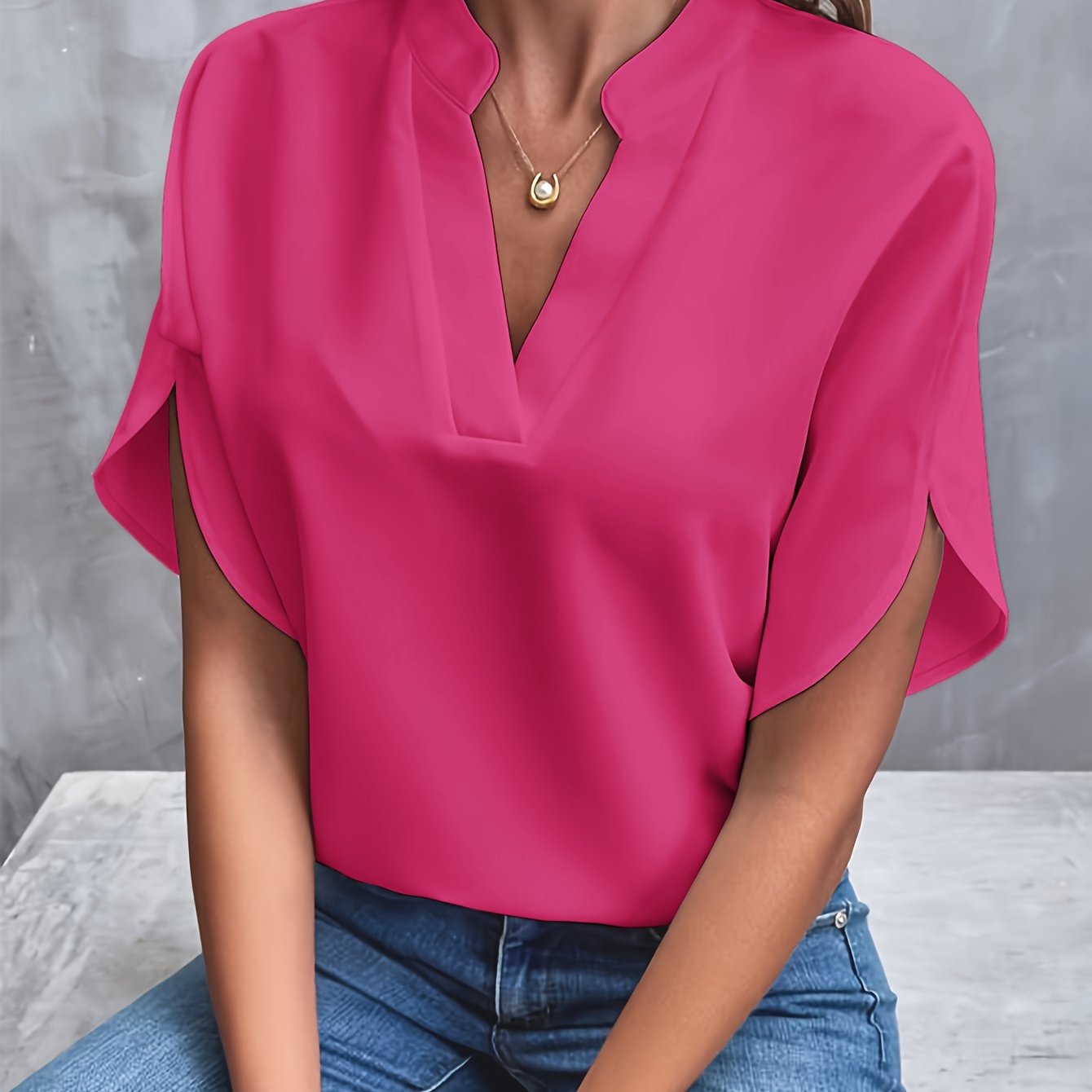 Blouse élégante Danoir Paris Vivian - Élégance polyvalente, manches longues, tissu léger, couleur neutre, porté avec accessoires.