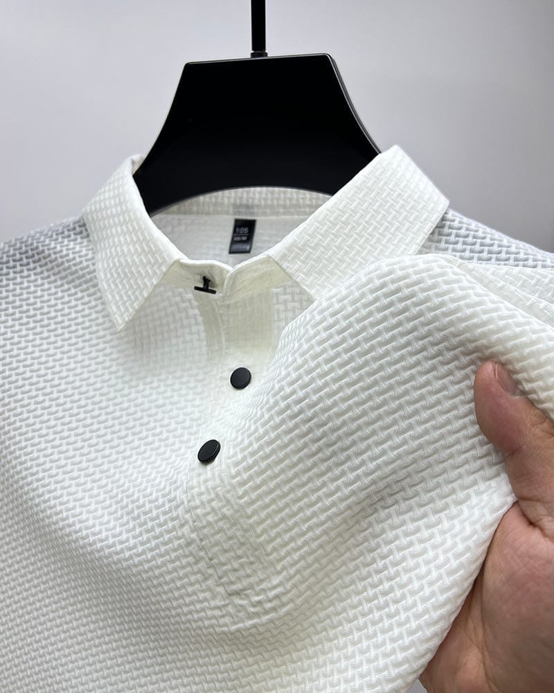 Polo homme luxe Danoir Paris en coton avec col classique et détails élégants, porté sur mannequin blanc.