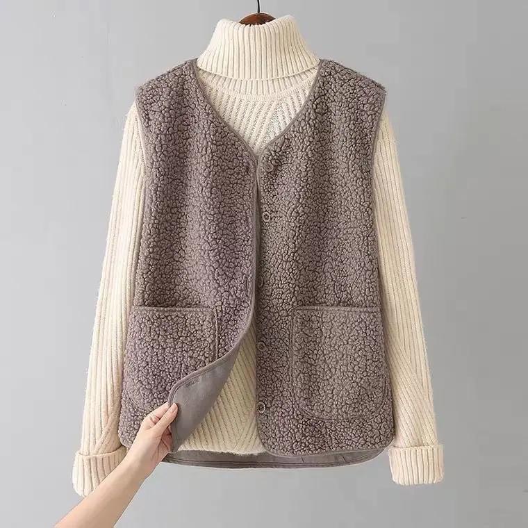 Cardigan en laine Danoir Paris, veste en maille douce et chaude, porté par une personne dans une tenue décontractée.