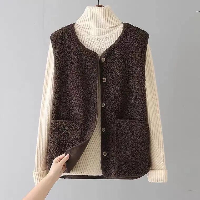 Cardigan en laine Danoir Paris porté par un mannequin, couleur neutre, détails de texture visibles, style décontracté et élégant.