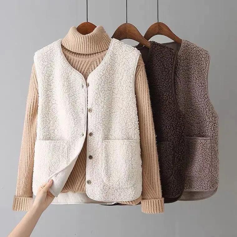 Cardigan en laine Danoir Paris, couleur neutre, porté sur un mannequin, détails de texture visibles.