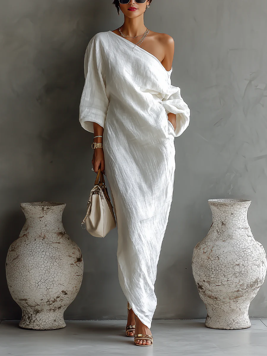 Robe maxi asymétrique élégante Elise™ de Danoir Paris, en tissu fluide avec décolleté et fente sur le côté.
