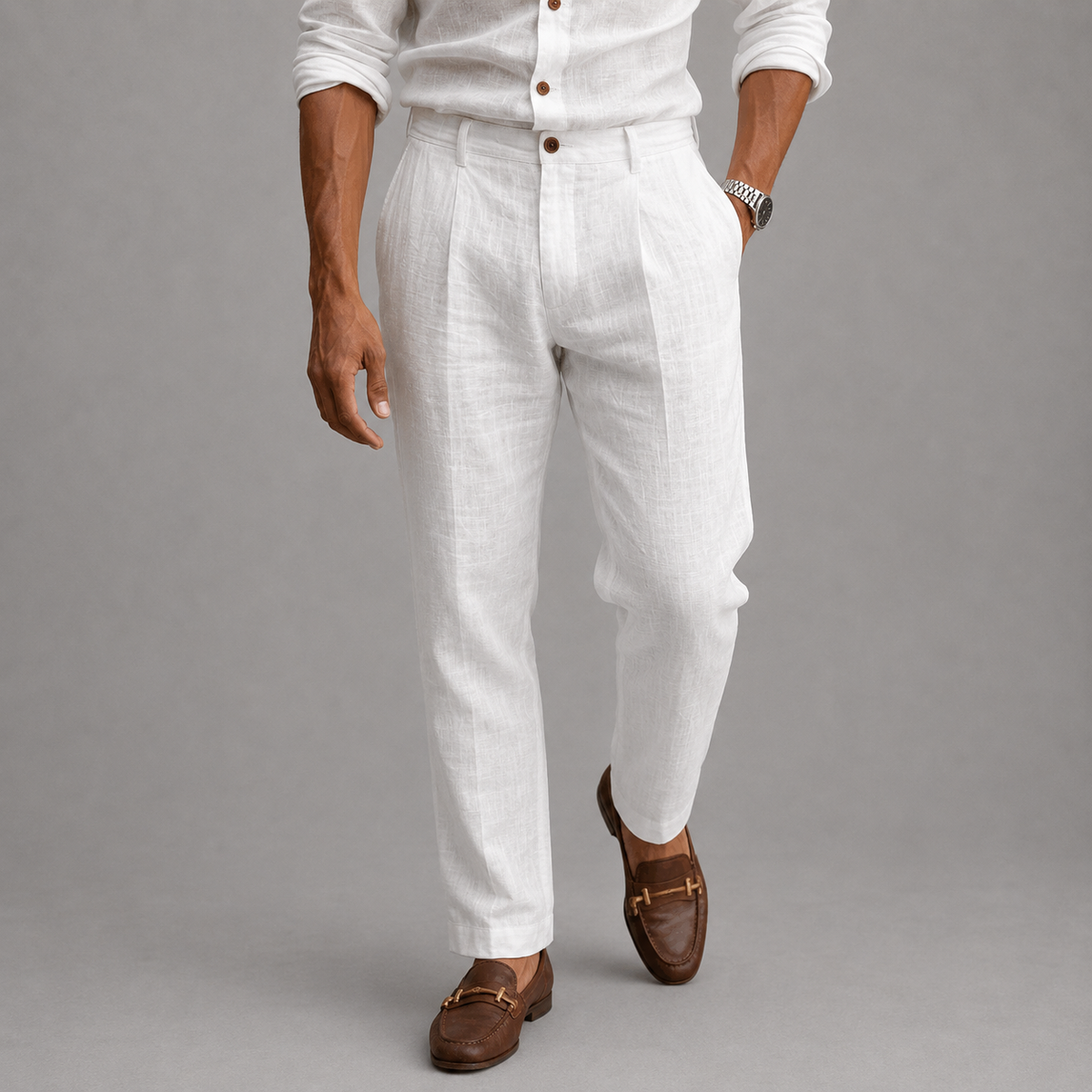 Chat blanc portant un maillot de bain bleu avec motif floral, portant un chapeau de soleil, pour un look estival chic Danoir Paris