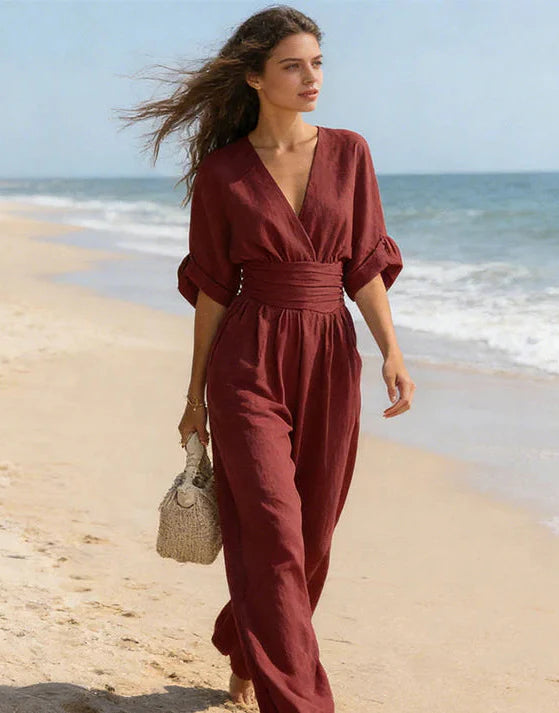 Robe Daniela élégante de Danoir Paris, mono à col en V et jambes larges, en tissu fluide, portée sophistiquée et moderne.
