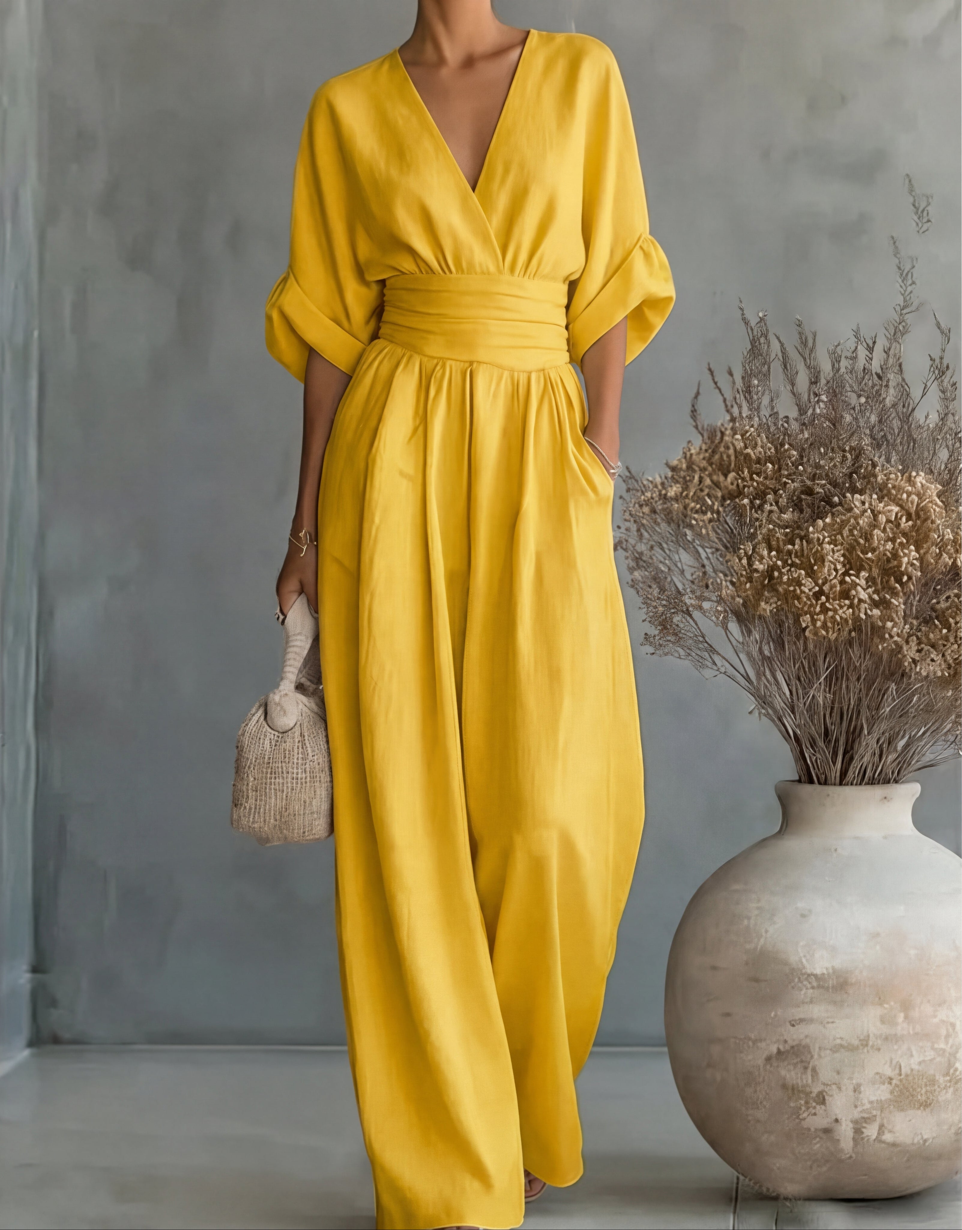 Robe Daniela Danoir Paris, mono élégant à décolleté en V et jambes larges, en tissu fluide, portée sophistiquée.