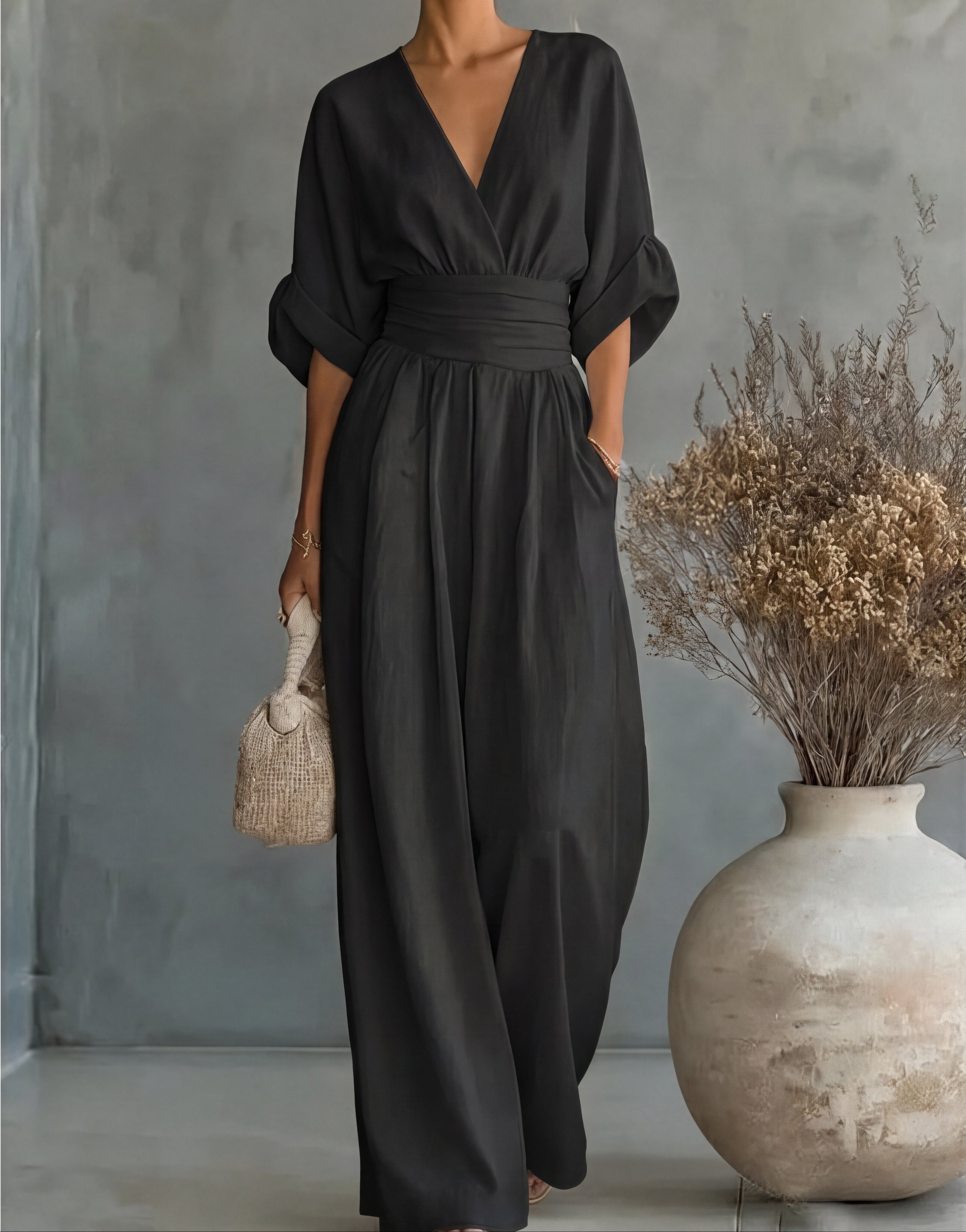Robes Daniela de Danoir Paris, mono élégant avec décolleté en V et jambes larges, porté de face.