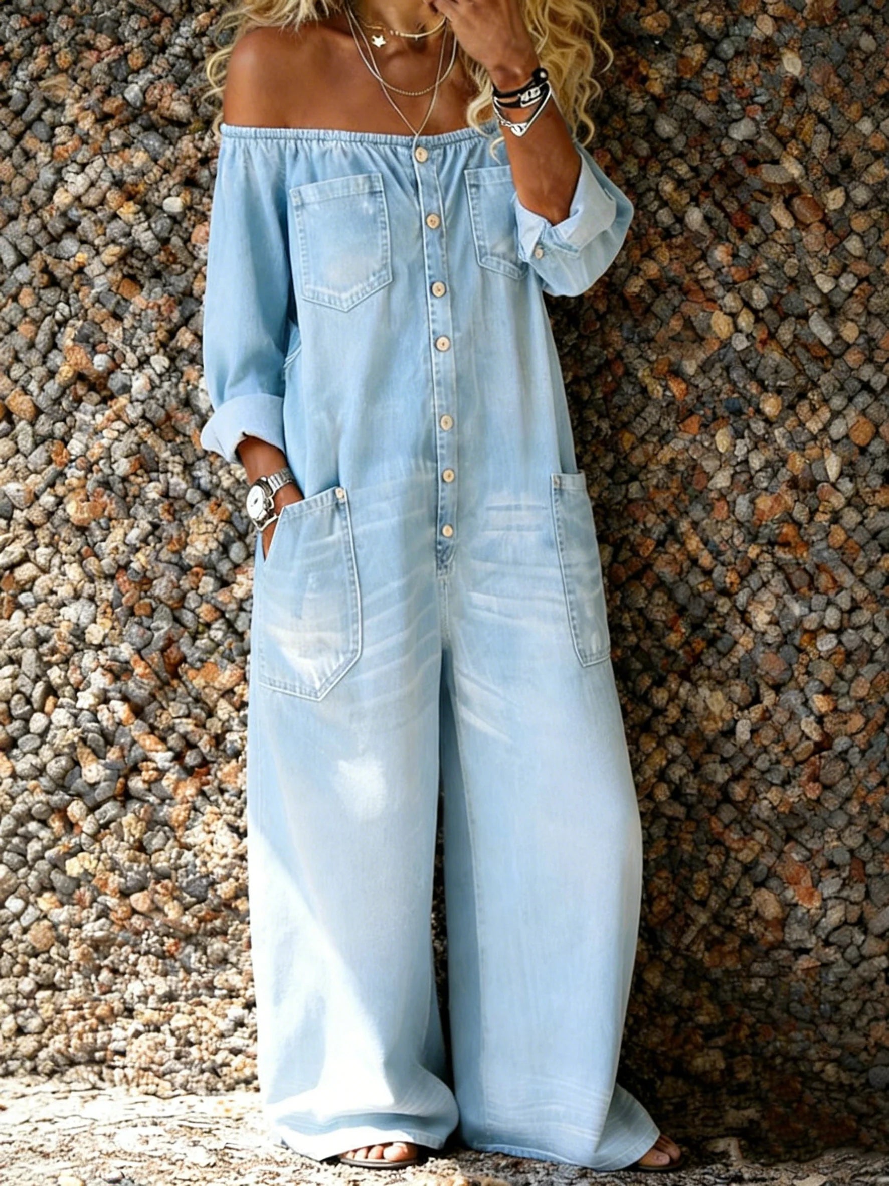 Combinaison en denim Noa Danoir Paris avec décolleté off-shoulder, ajustée, idéale pour un style élégant et décontracté.