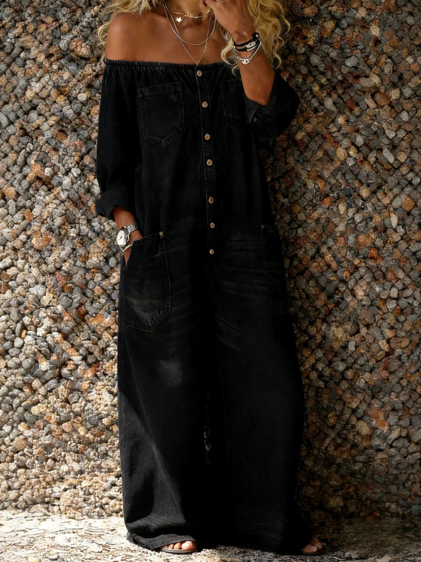 Combinaison en denim Noa de Danoir Paris avec décolleté off-shoulder et manches longues, portée élégante et tendance.