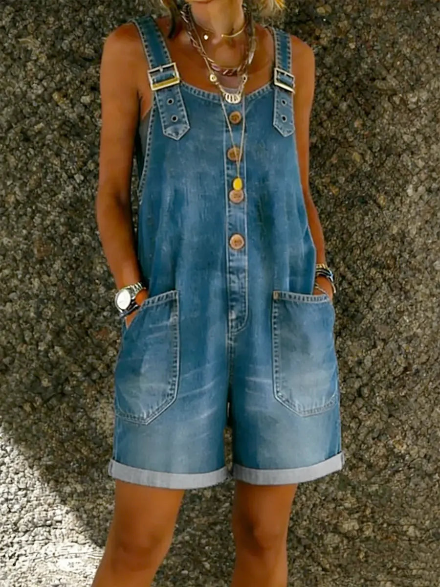 Combinaison en denim Zoë de Danoir Paris avec bretelles épaisses, style décontracté et finition tendance, vue en gros plan.