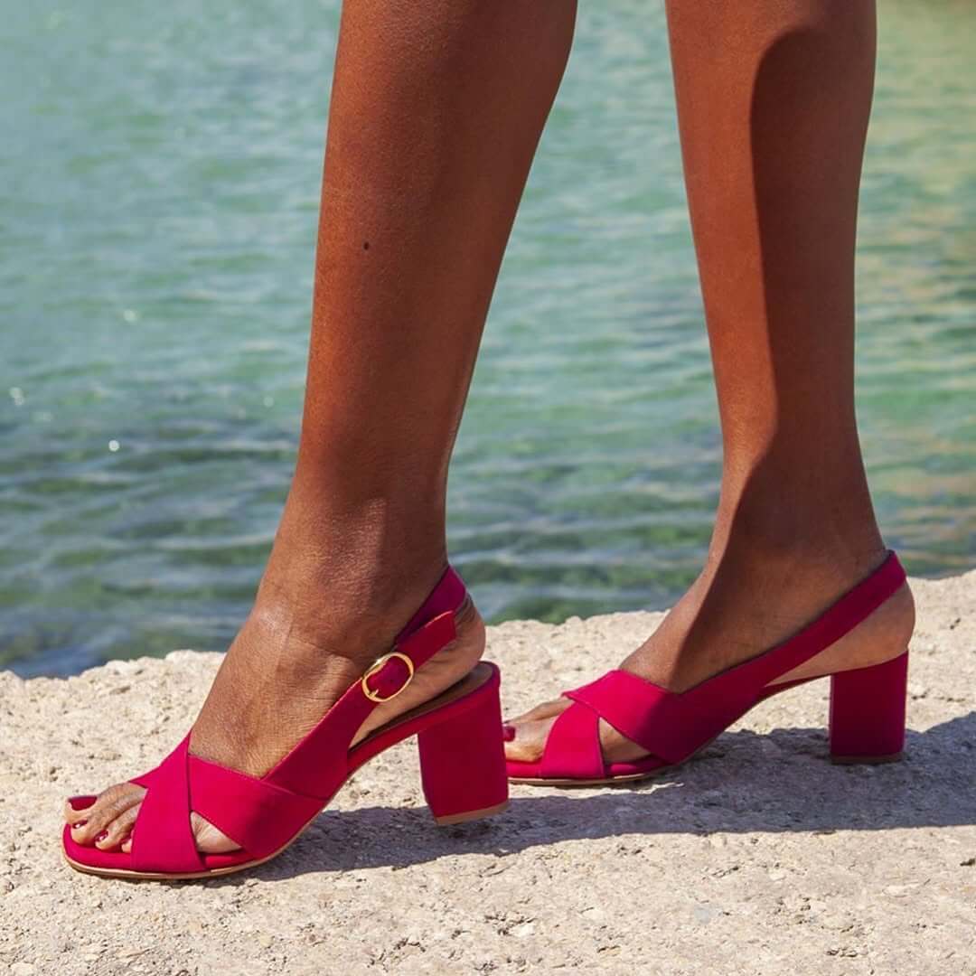 Sandales d'été Celeste Danoir Paris en azur avec bride à boucle et semelle en caoutchouc, vues de côté sur fond neutre.