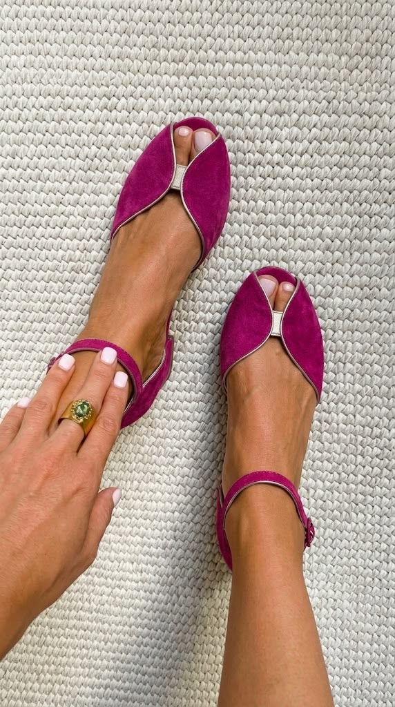 Sandales Olivia Danoir Paris en vert sauge élégantes, avec talons et bride fine, pour un look sophistiqué.