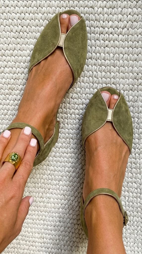 Sandales vert sauge Olivia de Danoir Paris, élégantes, en cuir avec talon moyen et design raffiné, vues de côté.