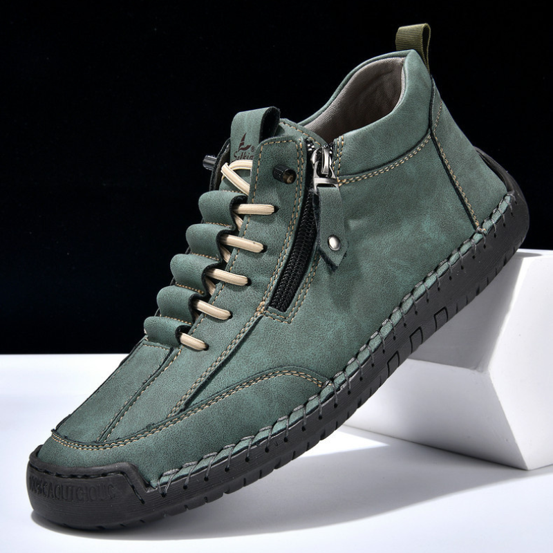 Chaussures pour homme en nabuk avec zip de la marque Danoir Paris, détails de la texture en cuir et fermeture éclair visible.