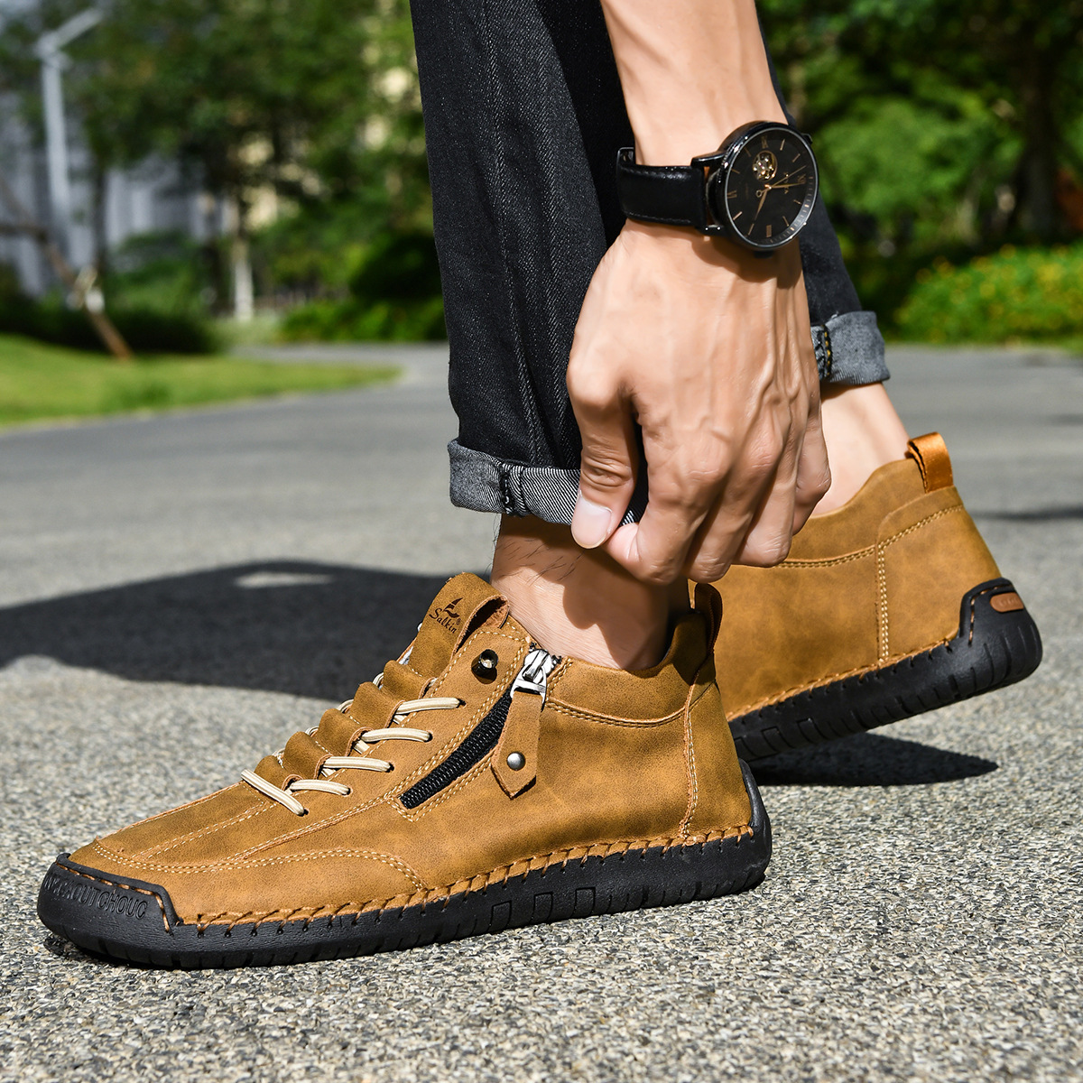 Chaussures en nabuk Danoir Paris pour homme avec fermeture éclair, élégantes et confortables, visibles en détail sur l'image.
