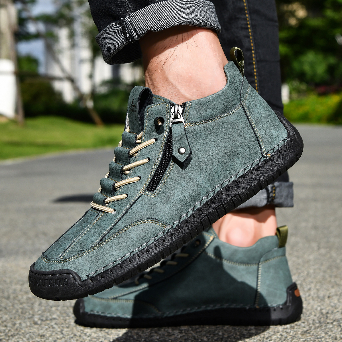 Chaussures en nabuk Danoir Paris pour homme avec fermeture éclair, élégantes et modernes, visibles de face sur fond neutre.