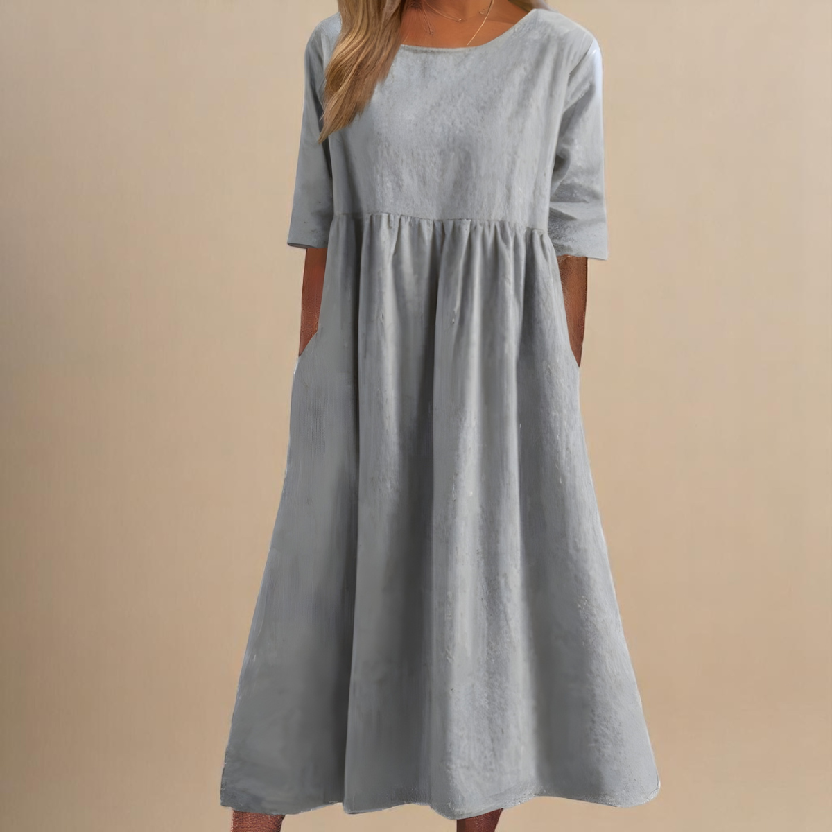 Robe en coton aérée Inaya de Danoir Paris, en tissu léger bleu ciel, portée de dos avec détails élégants.