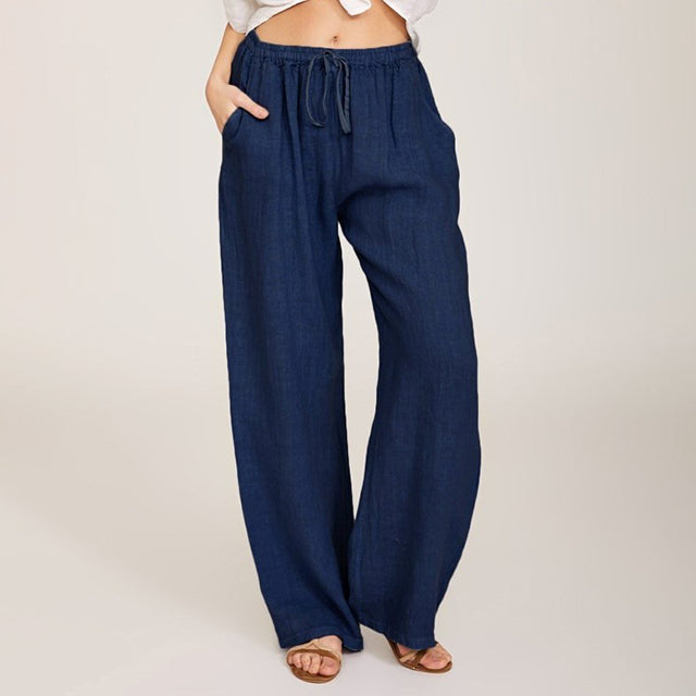 Pantalons confortables Danoir Paris Enara avec corde, coupe décontractée, tissu doux et élégant, porté en situation décontractée.