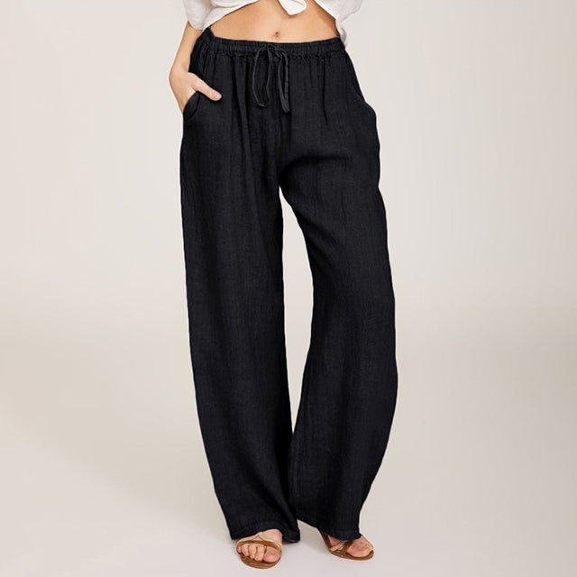 Pantalons confortables Danoir Paris Enara avec corde, coupe décontractée et tissu doux, porté dans un style relax.