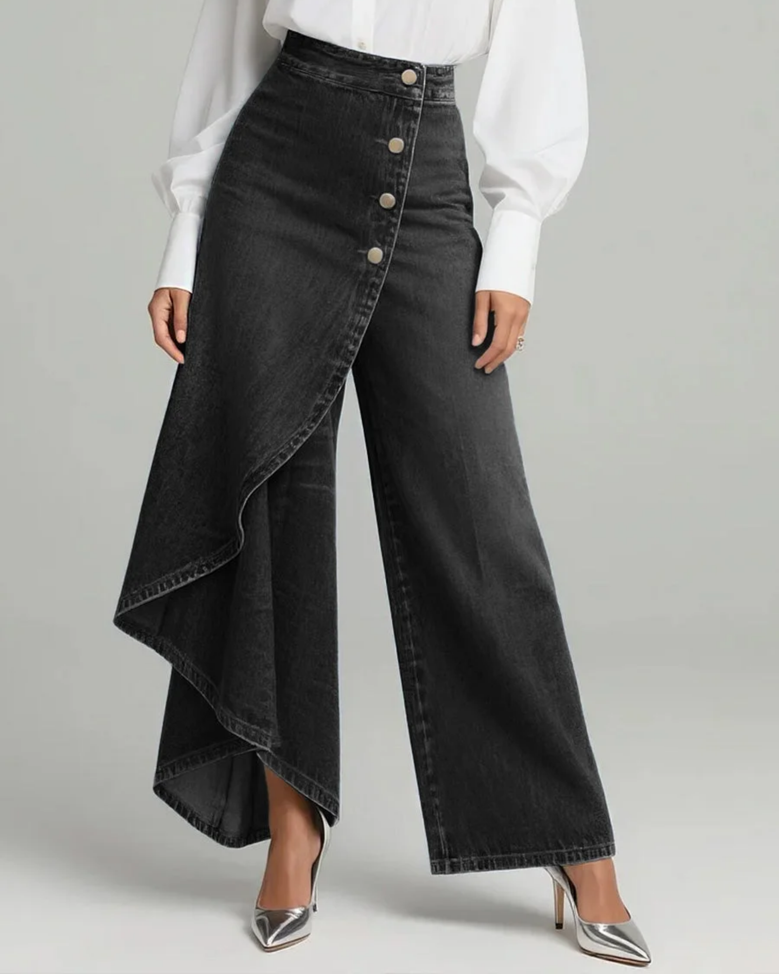 Pantalon en denim Audrey de Danoir Paris, coupe enveloppante, tissu bleu foncé, détails de couture et taille ajustée visible.