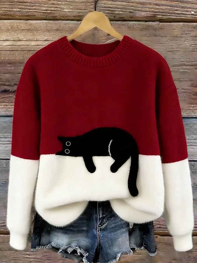 Sweat femme Danoir Paris avec motif de chat, tissu doux et confortable, porté par une femme debout dans un intérieur moderne.