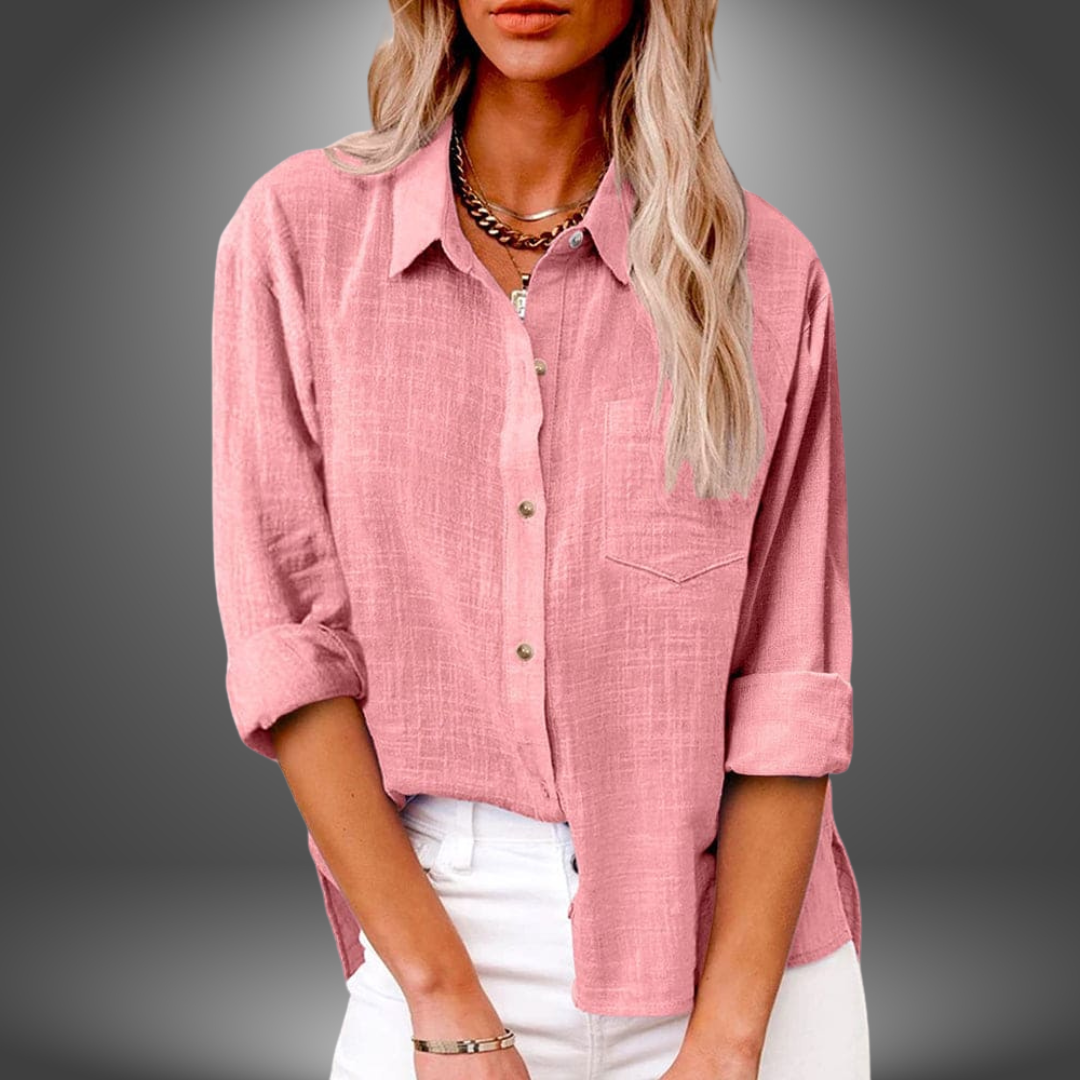 Blouse en lin premium Eve de Danoir Paris, tissu léger et respirant, portée élégamment avec manches longues et col classique.