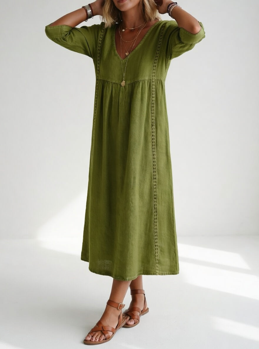 Robe midi fluide verte de Danoir Paris, élégante et décontractée, portée avec des accessoires minimalistes.