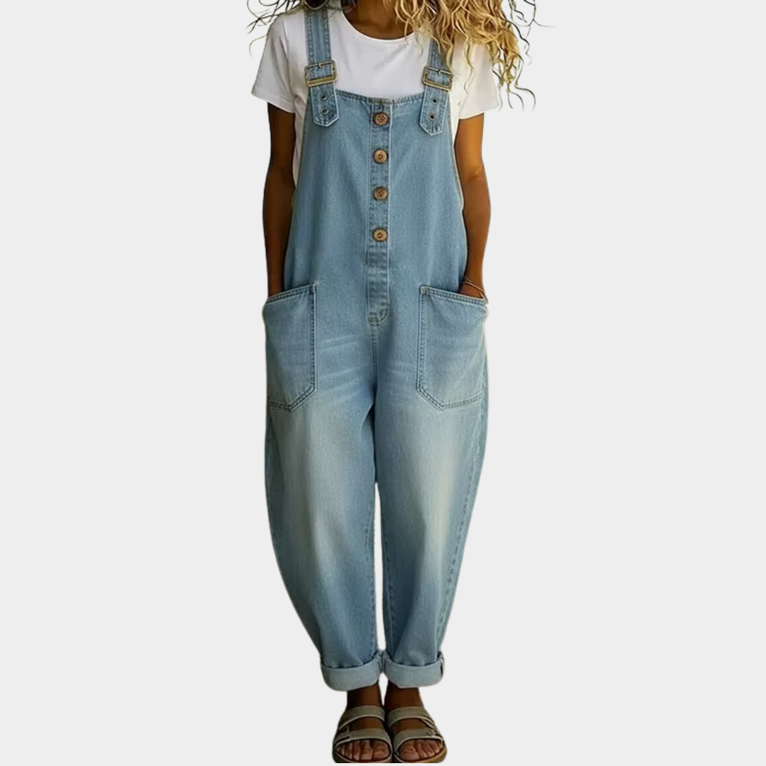 Salopette en denim vintage doux Mae de Danoir Paris avec bretelles réglables, portée décontractée et confortable.