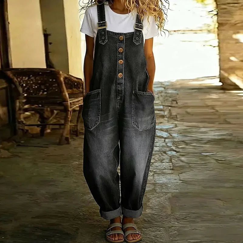 Salopette en denim vintage douce Mae de Danoir Paris avec bretelles réglables, vue de face.