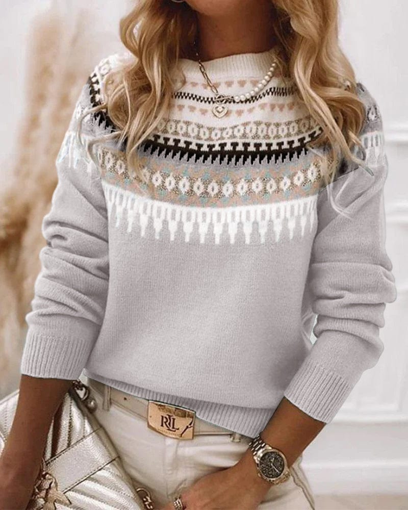 Pull douillet chic Danoir Paris Sapha, en laine douce, porté sur un mannequin avec un fond neutre, détail élégant et confortable.