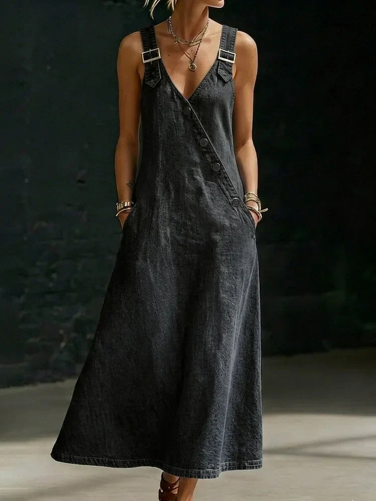 Robe longue en denim Vera de Danoir Paris avec boutons, coupe tendance, portée décontractée, détails visibles en tissu denim bleu.