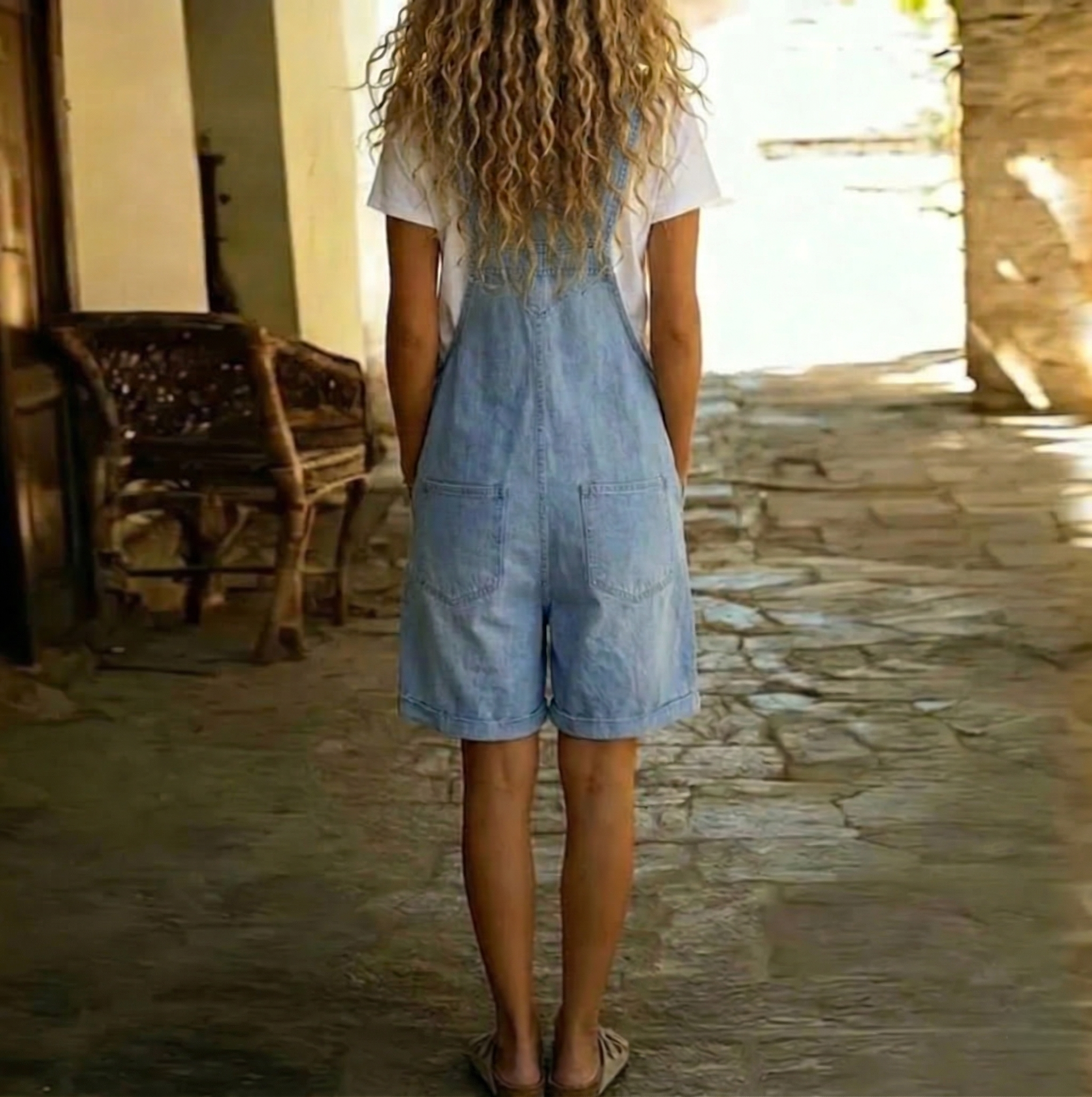 Salopette courte en denim bleu clair avec finition vintage délavée, style Clara de Danoir Paris, vêtement féminin décontracté