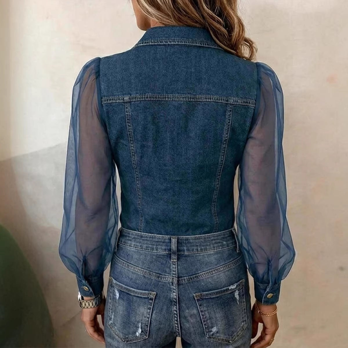 Blouse élégante Élodie en denim léger de Danoir Paris, details de coupe moderne et style chic pour femmes.