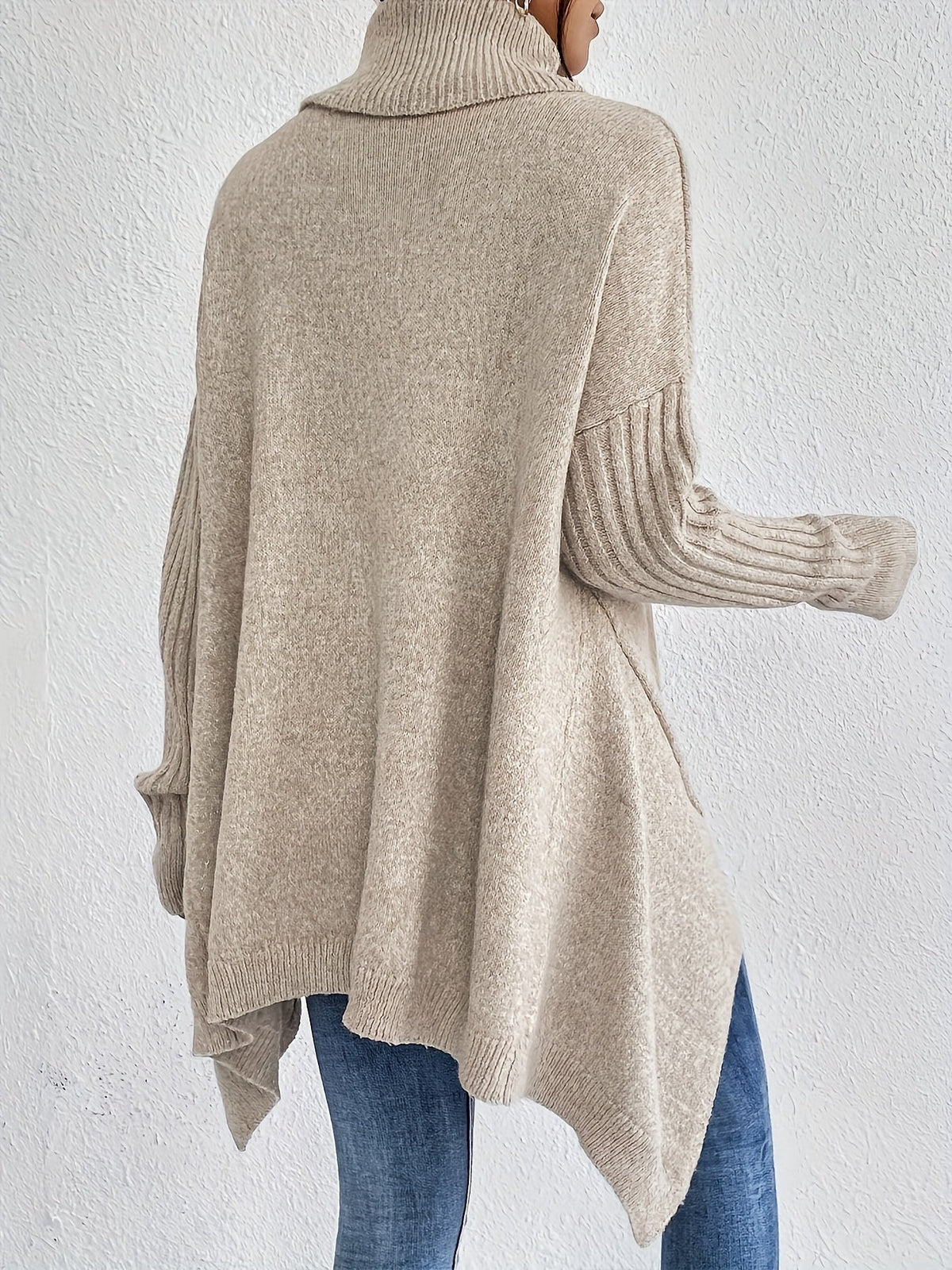 Pull Audrey confortable en bleu marine Danoir Paris, doux et chaud, porté sur un mannequin.