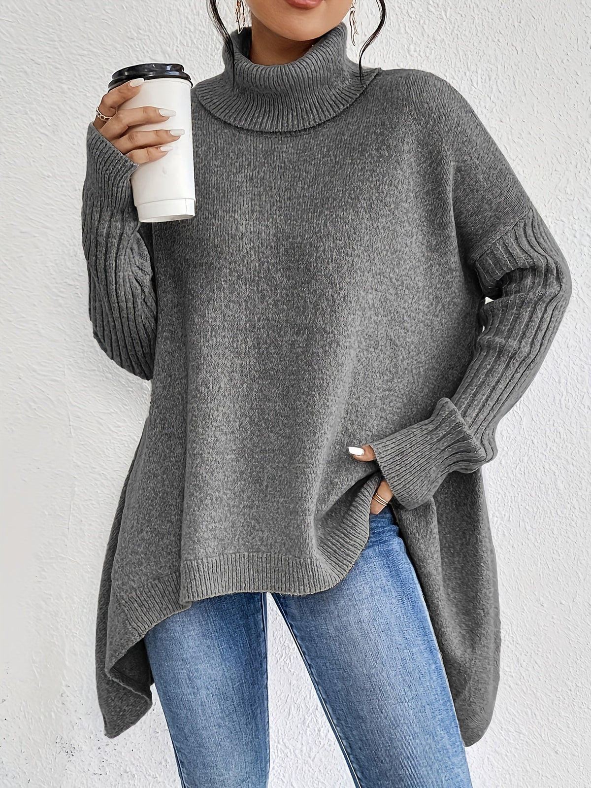 Pull confortable Audrey en bleu marine de Danoir Paris, vue de face, doux et ample, parfait pour un style décontracté.