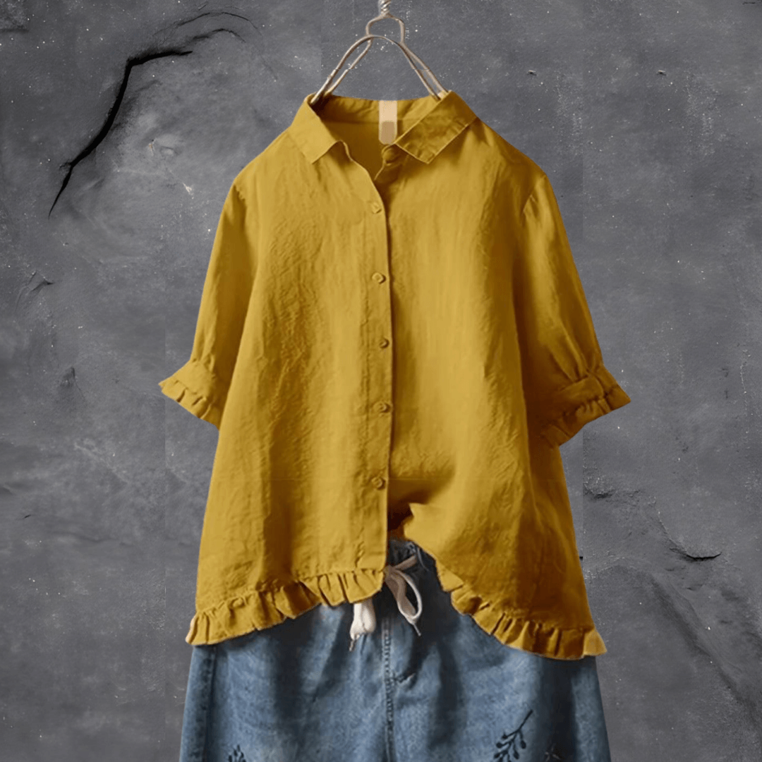 Chemise élégante Danoir Paris Carey, polyvalente, en tissu fluide avec col classique et manches longues, portée en style moderne.