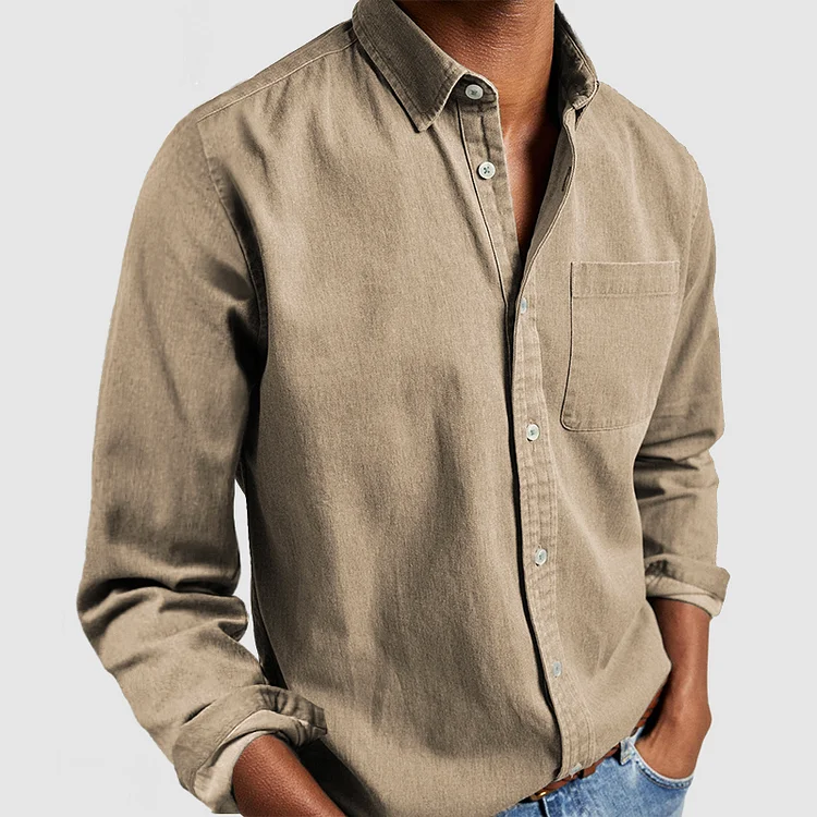 Chemise en coton pour homme de Danoir Paris, coupe classique avec col et boutons, portée sur un fond neutre.