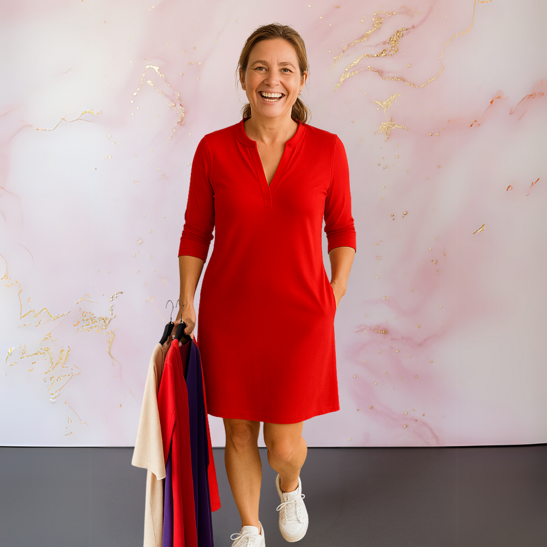 Robe élégante Hanneke en tissu fluide, style polyvalent, portée par une femme dans une tenue chic, de la marque Danoir Paris