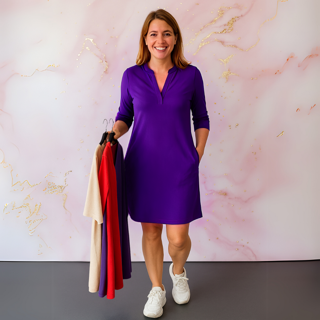 Robe élégante Hanneke de Danoir Paris, coupe fluide et sophistiquée, portée avec accessoires pour un look chic et polyvalent.