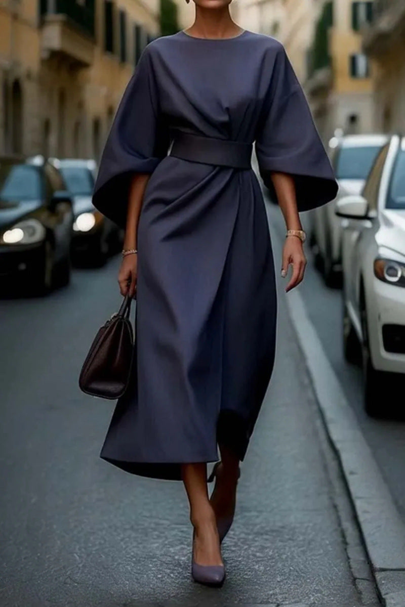 Robe ceinturée élégante Juliette de Danoir Paris portée, tissu fluide et coupe sophistiquée, idéale pour une allure raffinée