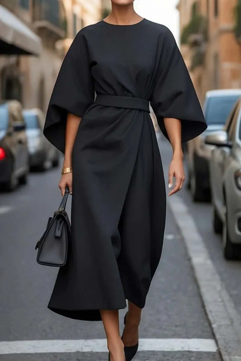 Robe élégante ceinturée Juliette de Danoir Paris, en tissu fluide, portée avec ceinture à la taille et manches longues.