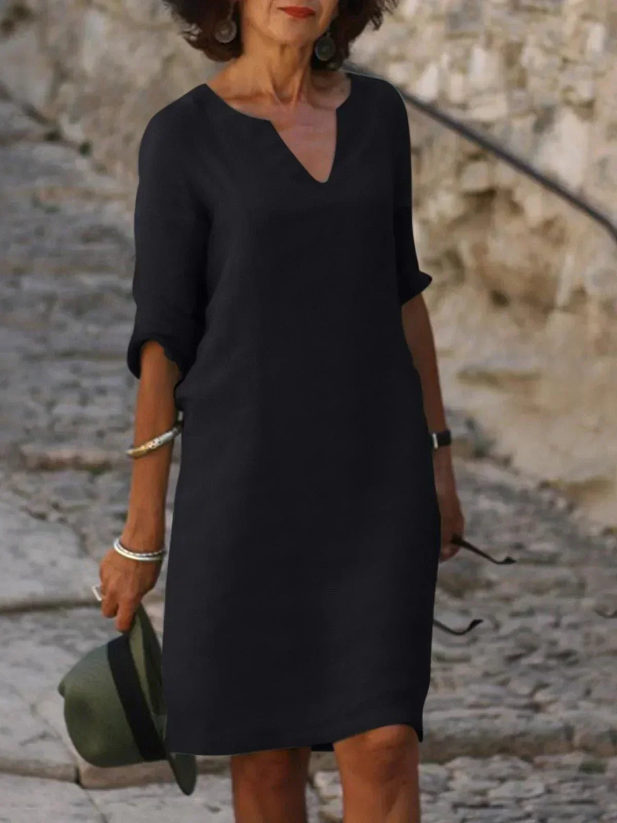 Robe élégante Lalina Danoir Paris en tissu luxueux, avec décolleté en V et coupe flatteuse pour la silhouette.