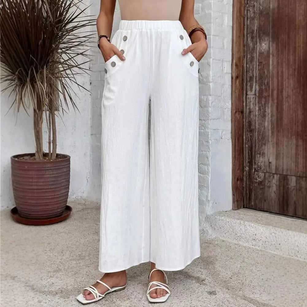 Pantalon large Rhea de Danoir Paris, coupe fluide et confortable, en tissu doux, porté avec un haut blanc.