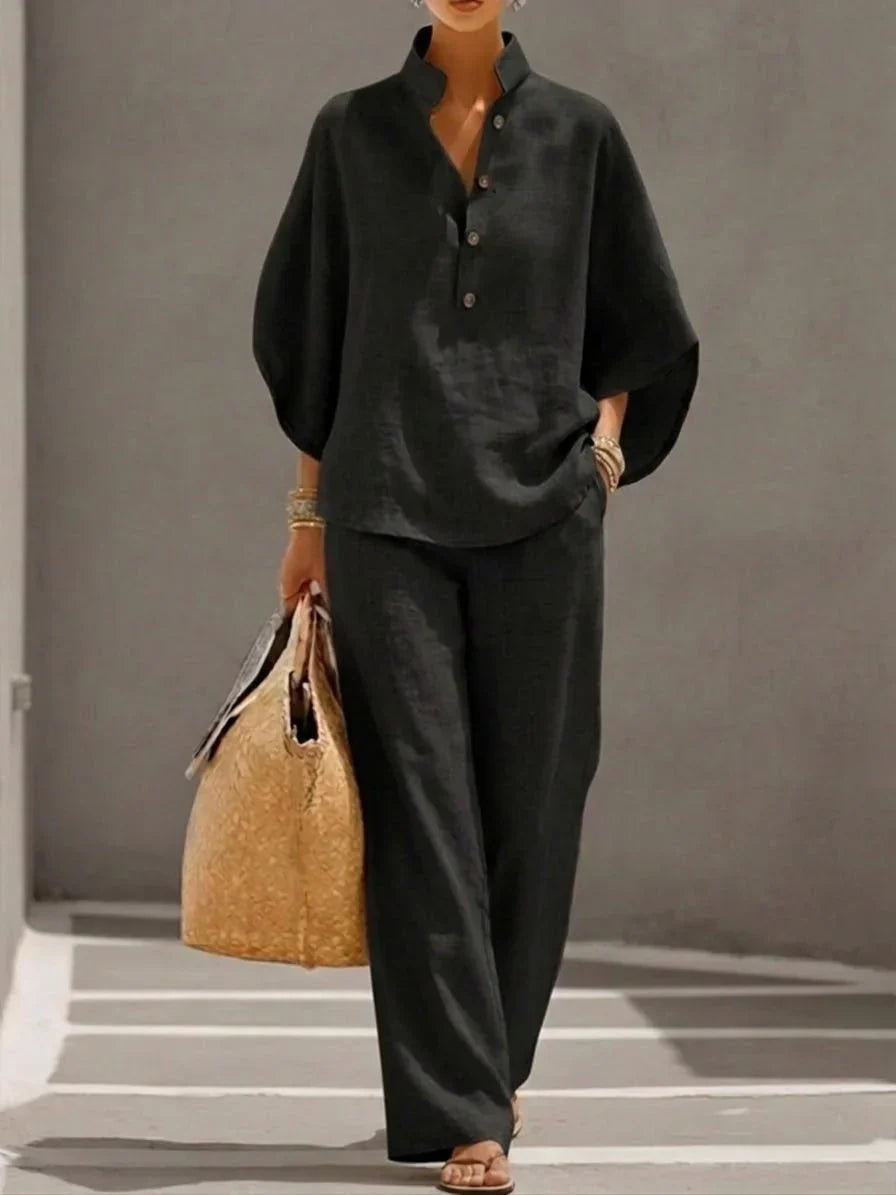 Ensemble en lin Sophie de Danoir Paris, bleu marine, manches chauve-souris et pantalon large, porté sur une femme.