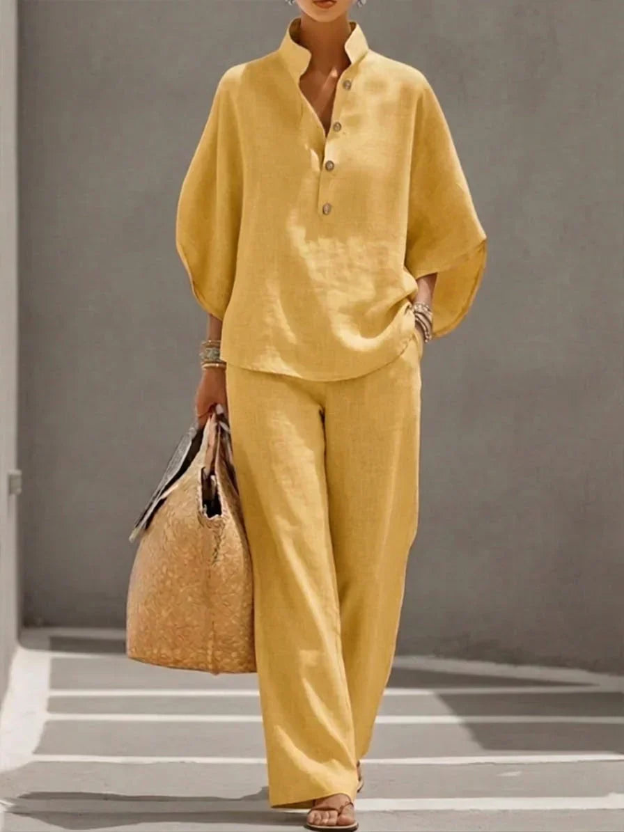 Ensemble en lin Danoir Paris Sophie avec manches chauve-souris et pantalon large bleu marine, porté sur mannequin.