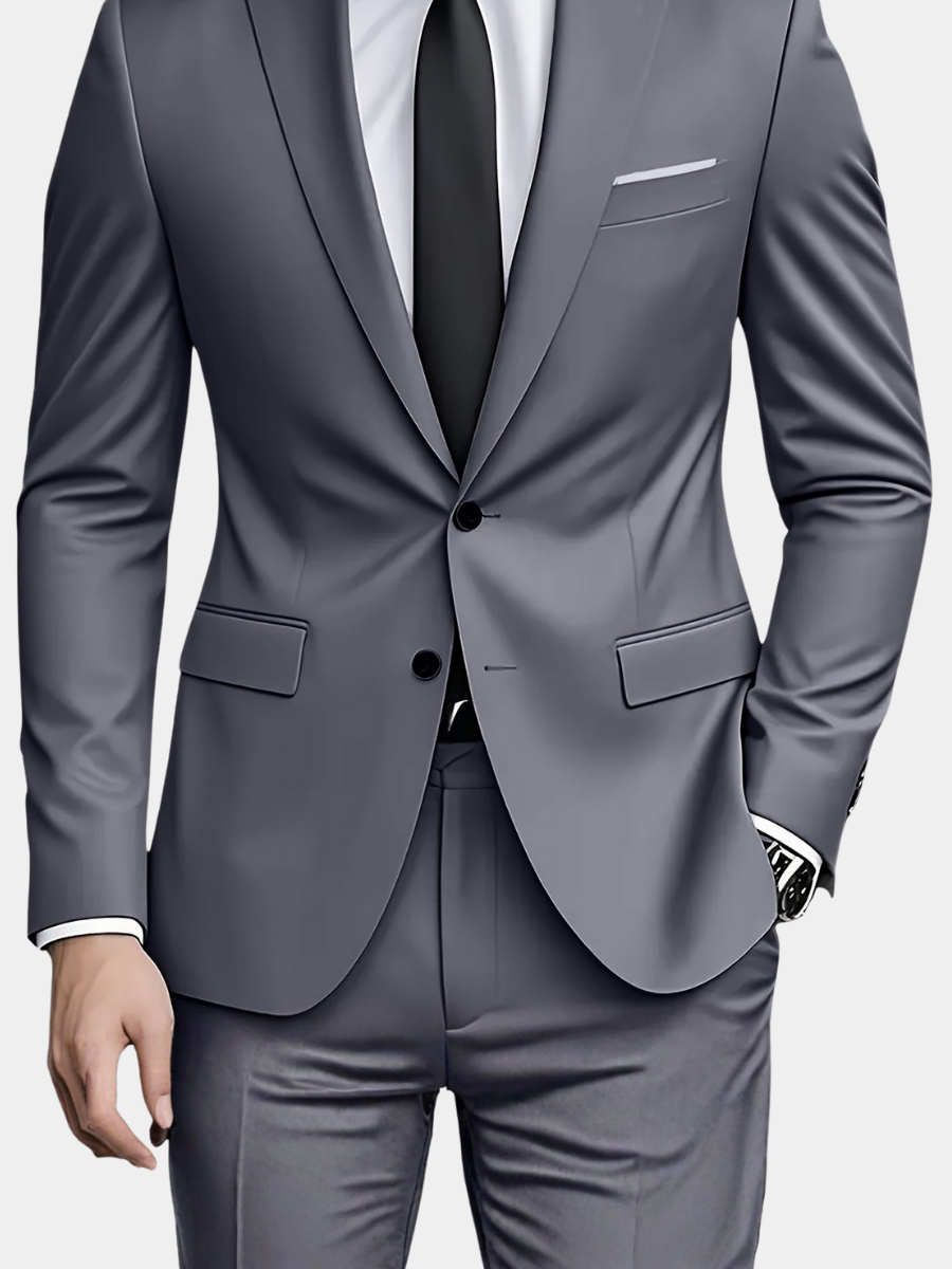 Costume moderne pour homme Danoir Paris, vêtement élégant avec veste et pantalon, porté par un modèle.