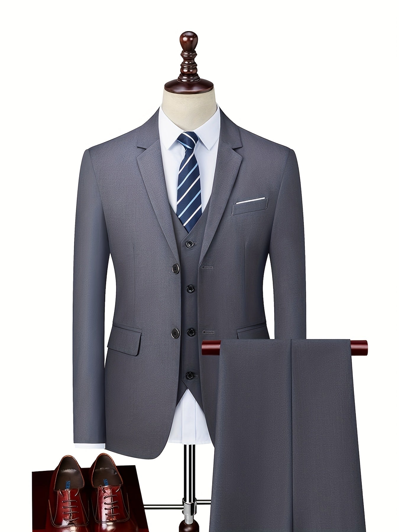 Costume moderne pour homme Danoir Paris, vêtements élégants avec détails stylés, porté par un homme debout dans un environnement neutre