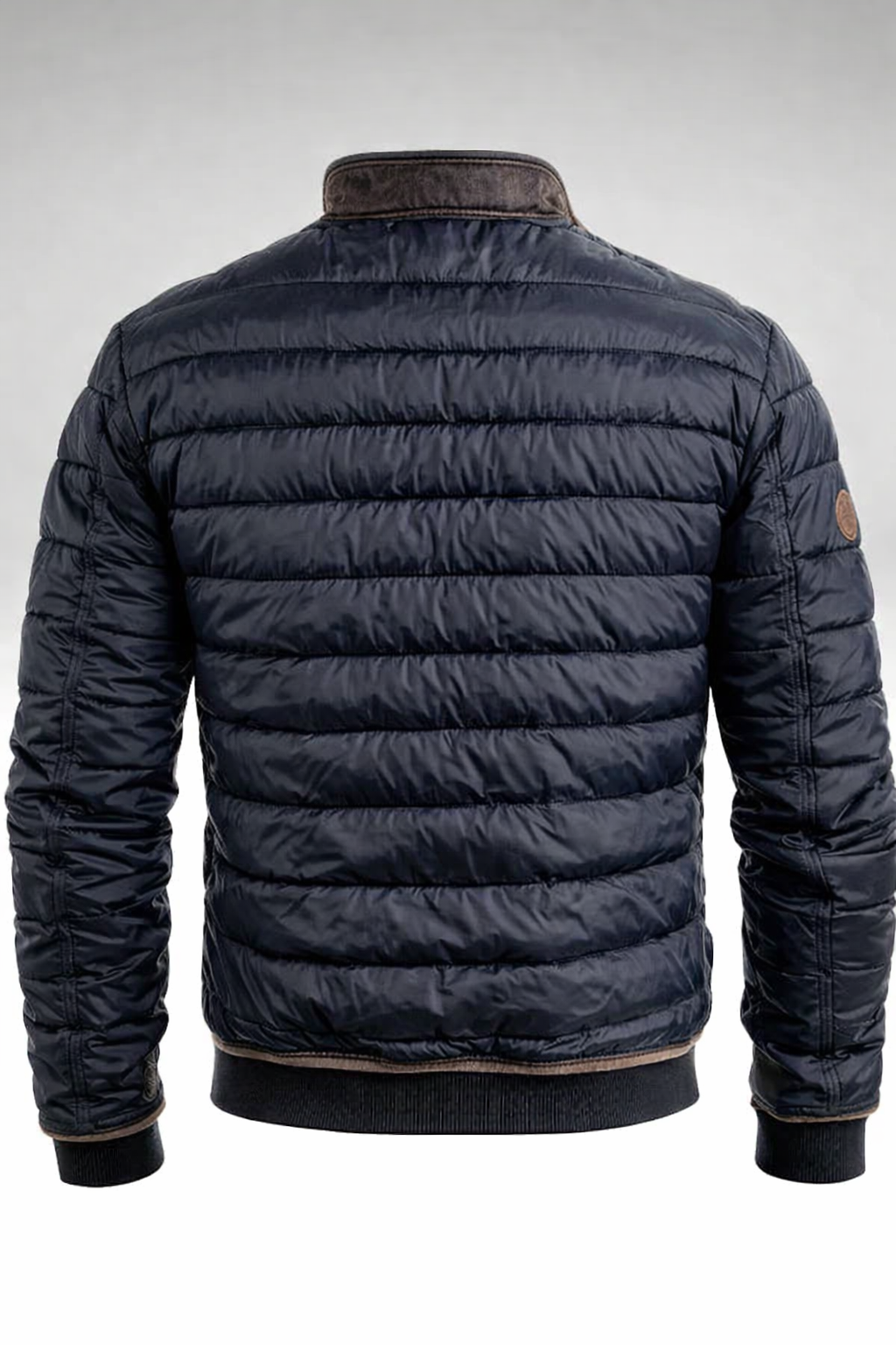 Veste matelassée premium Danoir Paris™ avec doublure douce et coupe élégante, portée en plein air.