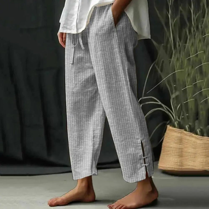 Pantalons artisan Bellie de Danoir Paris en tissu confortable, coupe décontractée, couleur neutre, visible en gros plan.